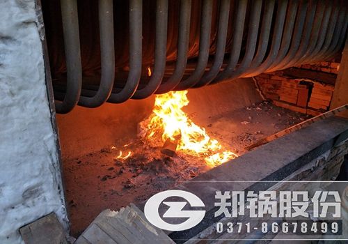 山東碳素行業3臺15噸/時煙氣余熱回收鍋爐項目安裝現場圖2